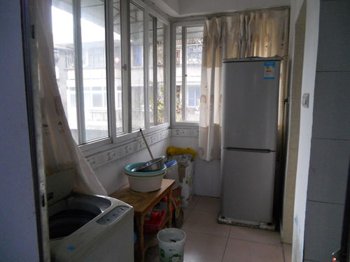 桂林市中心民主路自立小區(qū)一房一廳出租，家電家具齊全，月租750元